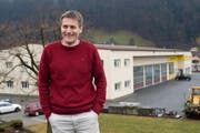 Peter Wipfli möchte auf der Halle im Hintergrund eine Photovoltaikanlage installieren. (Bild Angel Sanchez/Neue UZ)