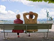 Die Renten aus AHV und Pensionskasse seien künftig für viele zu tief, beklagt der Gewerkschaftsbund (SGB). (Bild: KEYSTONE/GAETAN BALLY)