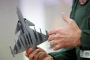 Ein Modell des Gripen-Flugzeugs. (Bild: Keystone)