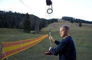Weit und breit kein Schnee in Sicht: Ronny Breitenstein kontrolliert den Skilift auf dem Wirzweli. (Bild Corinne Glanzmann)