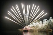 Der Urknall am Schmutzigen Donnerstag um 5 Uhr in der Früh markiert in Luzern den Fasnachtsstart. Bruder Fritschi kommt samt Familie per Nauen beim Schwanenplatz an. (Bild: Pius Amrein (Luzern, 23. Februar 2017))