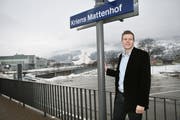 Daniel Piazza an der S-Bahn-Haltestelle Mattehof. Hinter ihm mögliche Grundstücke für die Salle Modulable. (Bild Manuel Jans/Neue LZ)