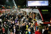 Müssen diese Zugpassagiere in S-Bahnen und Regionalzügen künftig stehen bleiben? (Bild Philipp Schmidli)