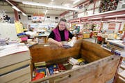 In der Halle 44 werden jährlich fast eine Million Bücher sortiert. Im Bild Bücherservice-Leiterin Anna Merz am Sortiertisch. (Bild: Stefan Kaiser / Neue ZZ)