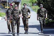Guter Stimmung marschierten diese vier Militärangehörigen am Samstag um den Zugersee. (Bild: Werner Schelbert (Zug, 22. April 2017))