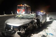 Die Lenkerin wurde aus dem Auto geschnitten. (Bild: Zuger Polizei)