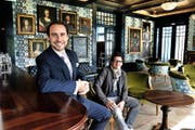 Kurz vor der Wiedereröffnung des Hotels Château Gütsch Anfang Mai: Direktor Gérard Olivier Kuhn (links) und der nach wie vor im Einsatz stehende Chefkoch Andreas Haseloh. (Bild Nadia Schärli)