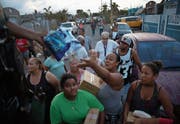 Opfer des Hurrikans Maria an einer Verteilstation für Lebensmittel in Toa Baja, Puerto Rico. (Bild: Joe Raedle/Getty (28. September 2017))