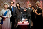2011 feierte das Wachsfigurenkabinett in London den 250. Geburtstag. Hier posiert Marie Tussaud (Mitte9 mit Königin Elisabeth II, Premierminister David Cameron, Schauspieler Russell Brand, Fussballerpaar David und Victoria Beckham sowie Schauspielerin Helen Mirren (von links). (Bild: Keystone)