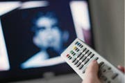 Das EWN empfiehlt, elektronische Geräte wie Fernseher oder Computer vom Netz zu trennen. (Symbolbild: Peter Schneider/Keystone)