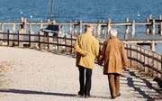 Die Ernüchterung erfolgt oft mit der Pension: Jeder 13. Senior in der Schweiz hat Mühe, für die nötigsten Ausgaben aufzukommen.Symbolbild: Keystone/Sebastian Widmann