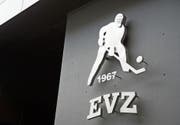 Der übergrosse Eishockeyspieler oberhalb der Tageskasse ist nicht zu übersehen.