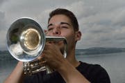 Musik ist seine Leidenschaft: Florian Galliker mit seinem Kornett. (Bild: Nadia Schärli / Neue LZ)