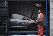 Die Weltneuheit: Quarantäne-Container für Elektrofahrzeuge mit automatischem Löschsystem. Da Elektrofahrzeuge mit Lithium-Ionen-Akkus besonders gefährdet sind zu erhitzen, werden sie jeweils ein Tag in Quarantäne gestellt. (Bild: Corinne Glanzmann)