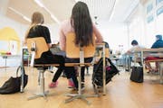 Schüler im Schulhaus Gasshof in Littau. (Bild: Boris Bürgisser (18. Mai 2015))