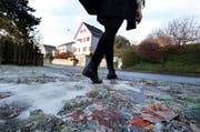 Vorsicht Eis! Nicht überall ist derzeit gesalzen - und so mancher ist schon auf glatten Wegen gestürzt. (Bild: Stefan Kaiser / Neue ZZ)