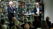 Werner van Gent (links) und Pascal Weber sprachen über ihre Erfahrungen im Nahen und im Mittleren Osten. (Bild: Stefan Kaiser (Zug, 4. Dezember 2017))