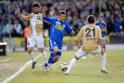 Genc Mehmeti (Bellinzona), Elsad Zvertotic (Luzern) und Frank Feltscher (Bellinzona) im Einsatz. (Bild Pius Amrein/Neue LZ)