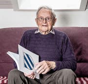 Stephan Vonesch mit seinem neuesten Werk, der «Chronik von der Gemeinde Roggliswil». (Bild: Nadia Schärli (Pfaffnau, 22. Dezember 2017))