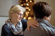 Diakonin Yvonne Lehmann betreut in der Lukaskirche eine Besucherin. (Bild: Corinne Glanzmann (Luzern, 23. Dezember 2016))