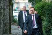 Polizeikommandant Adi Achermann (vorne) und Kripo-Chef Daniel Bussmann (ganz hinten) auf dem Weg zu ihrer Gerichtsverhandlung zum Fall Malters. (Bild: Pius Amrein ( 27. Juni 2017, Luzern))