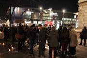 Rund 400 Menschen versammelten sich über den ganzen Abend verteilt am Torbogen. (Bild: Ramona Geiger / Leue LZ)
