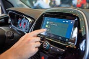 Moderne Autos, wie zum Beispiel dieses Modell von General Motors, bieten Hackern laut Experten noch zu viele Sicherheitslücken. (Bild: Getty)
