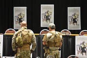 Schwer bewaffnete Polizisten sicherten am Wochenende in Garland (Texas) einen Wettbewerb für Mohammed-Karikaturen. Und verhinderten einen Anschlag durch zwei Bewaffnete. (Bild: EPA/Larry W. Smith)