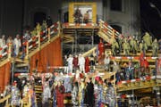 1.2.13: Das Schwyzer Fasnachts-Japanesenspiel «Ni aber au» feiert auf dem Hauptplatz in Schwyz Premiere. (Bild: Keystone)
