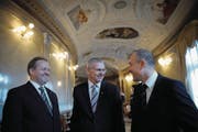 Sie schafften vor sechs Jahren den Sprung in den Nationalrat (von links): Albert Vitali (FDP), Leo Müller (CVP) und Roland Fischer (GLP), hier in der Wandelhalle des Bundeshauses, komplettierten damals die zehnköpfige Luzerner Delegation. Fischer wurde vier Jahre später wieder abgewählt. (Bild: Pius Amrein (Bern, 15. Dezember 2011))