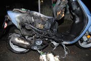 Der Töff, der in der Stadt Luzern in Brand gesetzt wurde. (Bild: Luzerner Polizei)