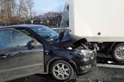 Beim Auffahrunfall war neben vier Autos auch ein Lieferwagen beteiligt. (Bild: Luzerner Polizei)