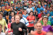 Der Marathon zwischen Stadt und Land: Der Swiss City Marathon führt die Läuferinnen und Läufer durch die wunderschöne Altstadt, vorbei an Luzerns Sehenswürdigkeiten, aber auch durch die herbstliche Landschaft der Horwer Halbinsel. (Bild: swiss-image.ch/Photo Andy Mettler)