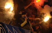 Hooligans – hier Zürcher Anhänger im Mai 2005 im Basler St. Jakobsstadion – werden in einer Datenbank erfasst. (Archivbild Eveline Bachmann/Neue LZ)