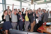 Jubel im Hauptquartier der Befürworter der Energiestrategie 2050. Ganz vorne mit dabei (von links): Kampagnenleiterin Laura Curau (CVP), alt Nationalrat Ruedi Rechsteiner (SP), SP-Nationalrat Roger Nordmann und Nationalrätin Regula Rytz, Parteipräsidentin der Grünen. (Bild: Peter Klaunzer/Keystone (Bern, 21. Mai 2017))