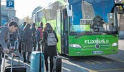 Ein Flixbus hält am Hauptbahnhof in St. Gallen. (Bild: Ralph Ribi (St. Gallen, 29. Oktober 2016))