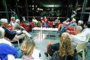 Die Autorin Dana Grigorcea (hinten in der Mitte) diskutiert in der Lesebaar mit Interessierten über ihr neuestes Buch. (Bild: Stefan Kaiser)