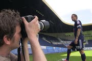 Auf den neuen Autogrammkarten posieren die FCL-Spieler (hier Daniel Gygax) als Helden. (Bild: Videostill)