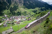 Ein Zug befährt die nördliche Gotthard-Bergstrecke zwischen Erstfeld und Göschenen bei Wassen. (Bild: Keystone)