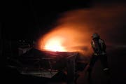 Einsatzkräfte löschen den Bootsbrand in Arth im Kanton Schwyz. (Bild: Kantonspolizei Schwyz)