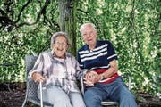 Elsi und Franz Wirz-Fischer – hier in ihrem Garten – feiern heute ihre diamantene Hochzeit. (Bild: Nadia Schärli (Triengen, 26. Juli 2017))