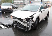 Das weisse Auto kollidierte mit einem anderen Auto in Buchrain. (Bild: Luzerner Polizei)