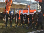 Spatenstich: Personen von links nach rechts: Herr Robert Odermatt (Vorsteher Immobilien und Sicherheit, Horw), Herr Hannes Schmuckli (HRS Real Estate AG), Herr Ruedi Burkard (Gemeindepräsident Horw), Herr Sergio Bortolin (Geschäftsführer ASGA Pensionskasse Genossenschaft), Frau Tilla Theus (Architektin.), Herr Kurt Geser (Leiter Immobilien, ASGA Pensionskasse Genossenschaft), Herr Rosario Cona (Unternehmensberater ASGA Pensionskasse Genossenschaft) Herr Martin Kull (CEO und Inhaber HRS Real Estate AG). (Bild: HRS Real Estate AG / Nightnurse Images)