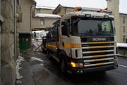Der Heckladekran war in die Überführung geprallt. (Bild: Zuger Polizei (Unterägeri, 21. Dezember 2017))