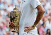 Roger Federer mit der Wimbledon-Trophäe. (Bild: Peter Klaunzer/Keystone (London, 16. Juli 2017))