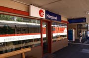 Im Zentrum des Prozesses stand der Vorfall, der sich im Januar 2010 am Bahnhof Hergiswil ereignete. Statt mit ihm aufgrund früherer Vorfälle «Frieden zu schliessen», prügelten die vier alkoholisierten Tamilen ihren Landsmann spitalreif. (Bild: Archiv / Neue NZ)