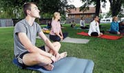 Konzentriert: Autor Nils Rogenmoser bei seiner ersten Yoga-Lektion. (Bild: Werner Schelbert (Zug, 28. Juli 2017))