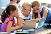 Die Schülerinnen Luana Huser, Annina Blum und Valérie Kurmann (von links) testen an der Primarschule Menznau Tablet-Computer. Das Bild stammt aus dem Sommer 2013. (Bild Nadia Schärli)