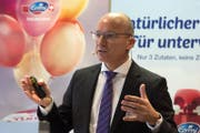 Emmi-CEO Urs Riedener verkündete am Mittwoch einen Gewinn von 140,3 Millionen Franken. (Bild: Thomas Delley / Keystone (Luzern, 22. März 2017))