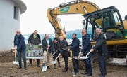 Das Projekt «Am Baumgarten» kann starten. Von links: Jörg Hunziker, Ivo Bracher, Josef Ribary, Trix Iten, Hugo Berchtold, Daniel Röck, Thomas Baggenstos und Adrian Sidler. (Bild: Maria Schmid (Unterägeri, 20. November 2017))